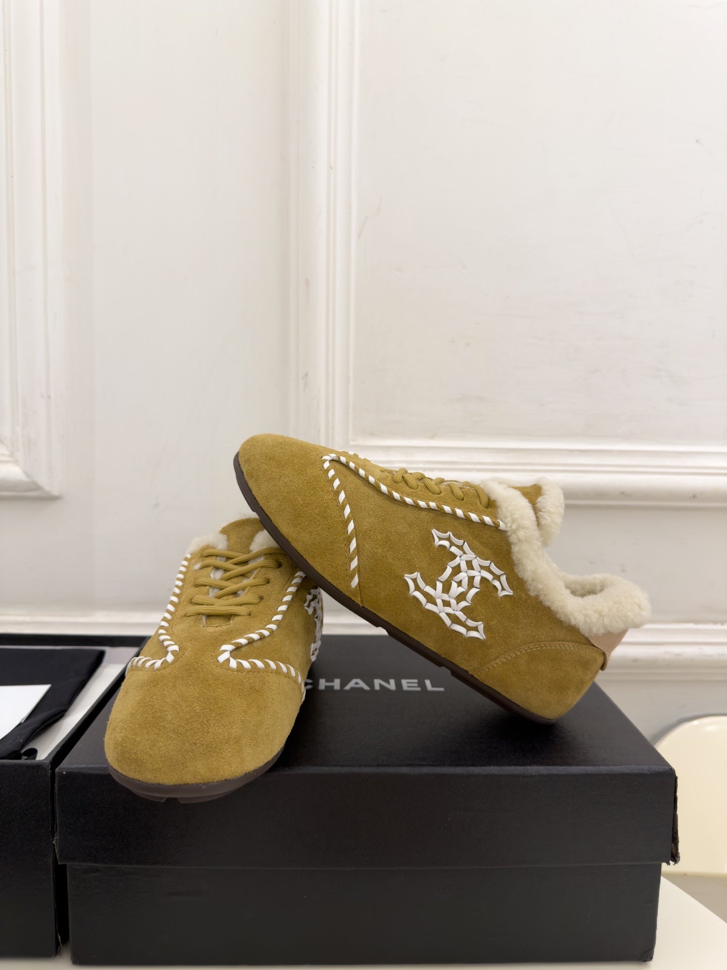 CC 26FW Shearling-Lined Low-Top Sneakers CC Logo Suede 164879