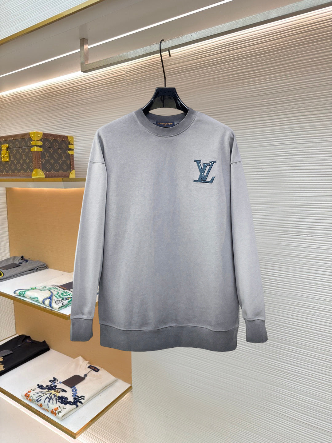 LV 26s 26s Men Crewneck Sweatshirt Embroidered LV Logo 529147