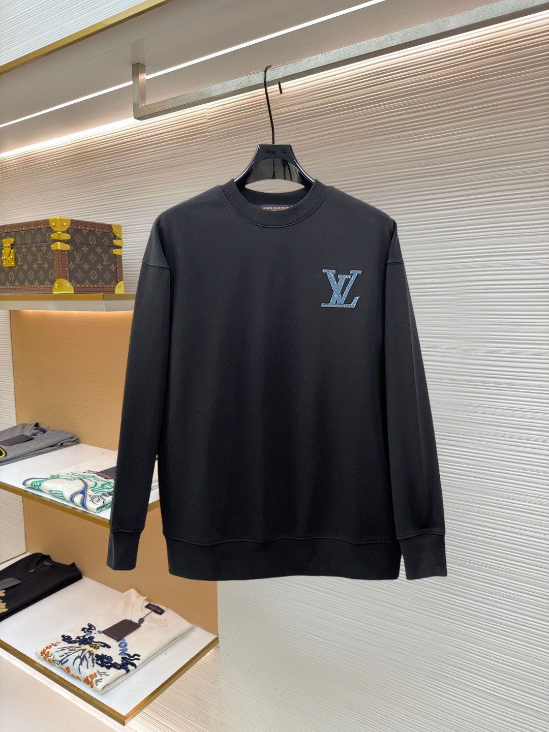 LV 26s 26s Men Crewneck Sweatshirt Embroidered LV Logo 529147